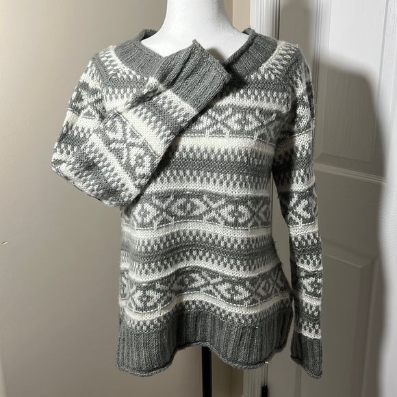 Lovely grey scoop neck sweater - Picture 1 of 5